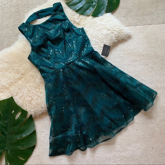 NWT Lulu’s Sequin Cutout Holiday New Years Christmas Back Fit Flare Green Dress - Picture 2 of 9